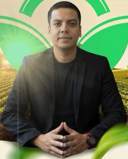 Paul Ramírez, diseñador de AGRO LOGO, en material del estudio